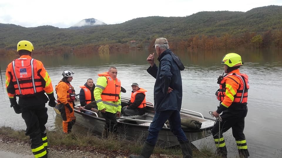 I dalje kritično u Broćancu: Voda porasla za metar, kuće poplavljene, spasioci evakuišu životinje (FOTO)