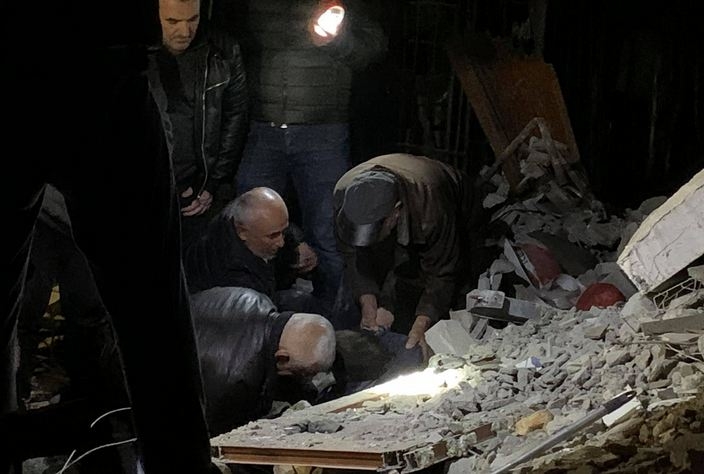 VIDEO, FOTO Zemljotres u Albaniji: Tri osobe poginule, najmanje 150 povrijeđenih, iz ruševina spaseno dijete!