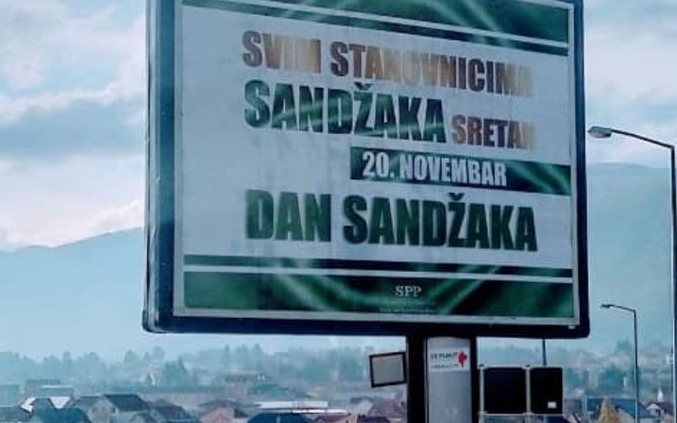 Plakat sa bilborda u Beranama nije uklonila komunalna, već ga je neko pocijepao