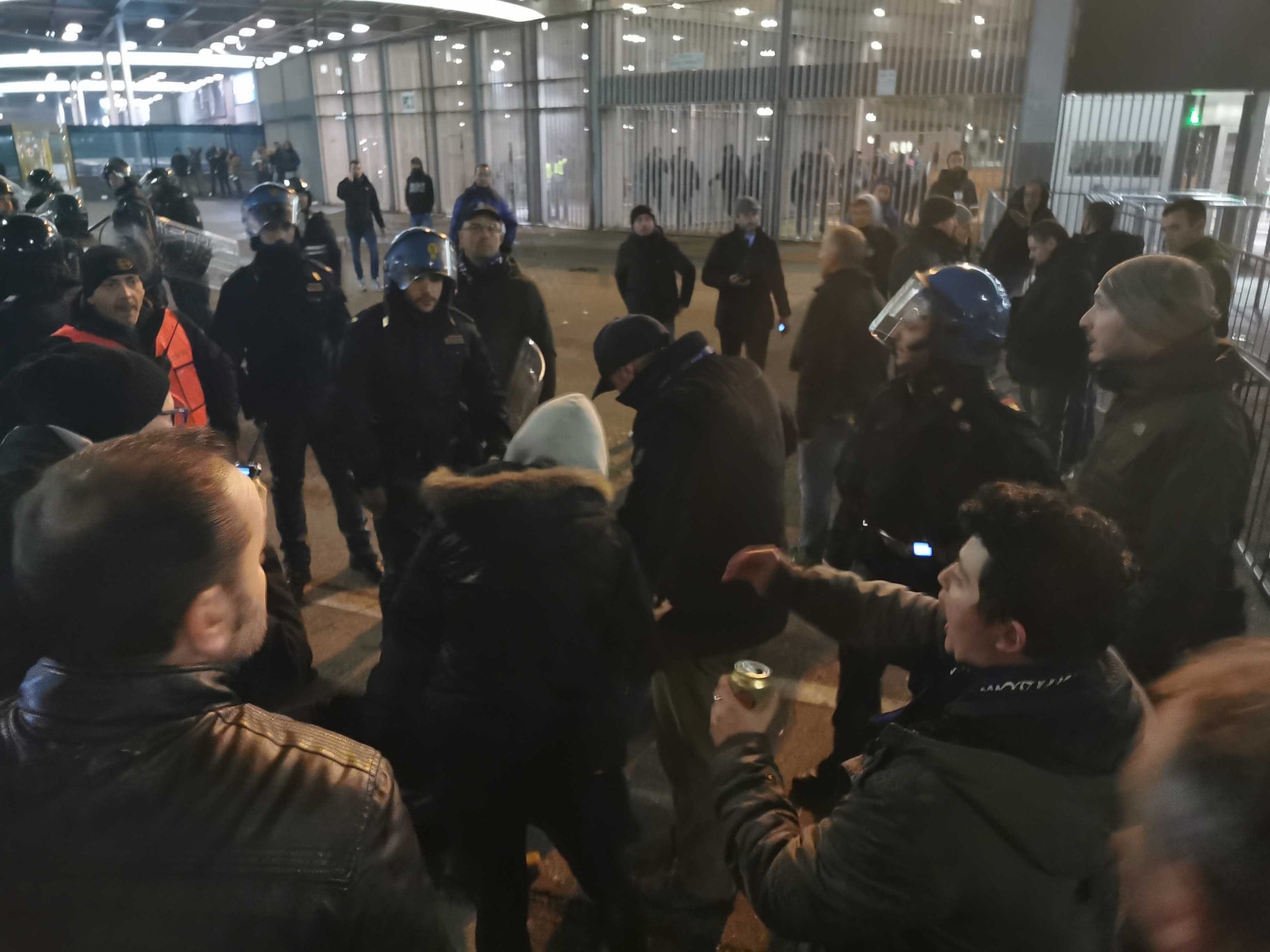 Pogledajte VIDEO: Žestoka tuča navijača Dinama i Atalante!