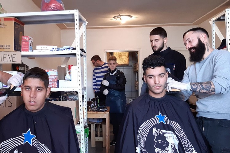 Divan gest: Dok ih većina izbjegava, ovi frizeri šišaju migrante BESPLATNO!
