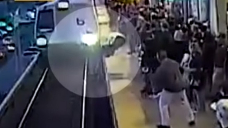 VIDEO – Sekunde su ga dijelile od sigurne smrti: Pijan je pao pod voz, a onda se desilo čudo