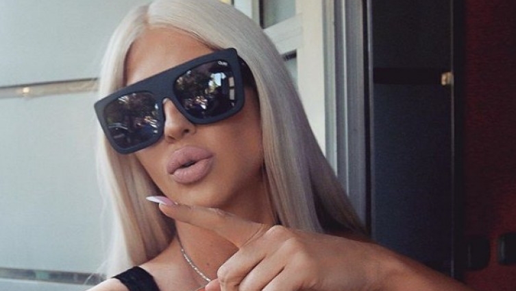 Sve snimljeno: Jelena Karleuša doslovno polugola i u različitim cipelama napustila hotelsku sobu