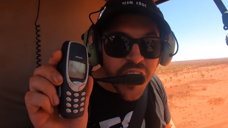 Bacili iz helikoptera iPhone 11, Samsung S10 i Nokiju 3310: Šta mislite koji je ostao čitav?