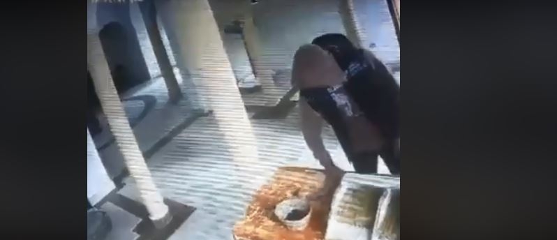 Pogledajte VIDEO: Momak sa kapuljačom krade novac iz crkve u Rožajama