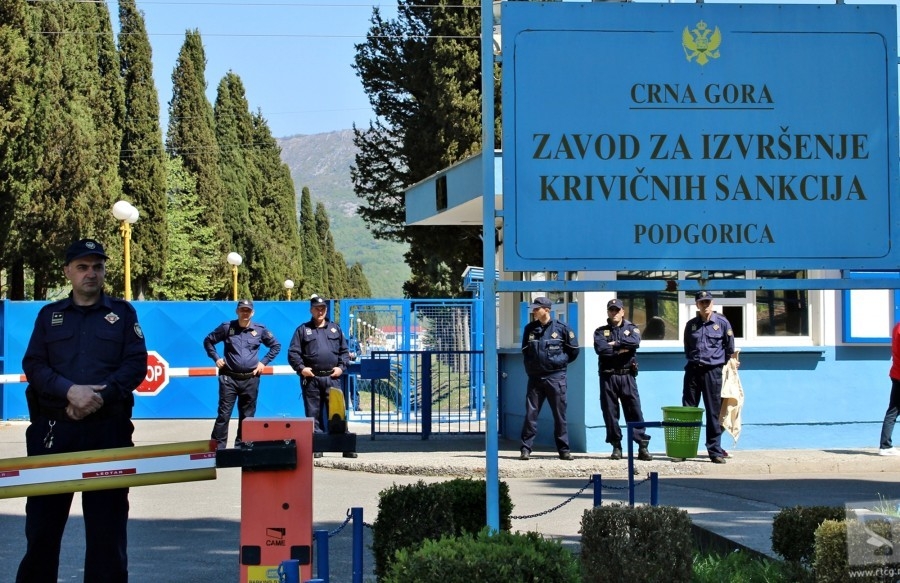 Porodice osuđenika štrajkovale ispred zatvora: “Uslovno samo privilegovanim”