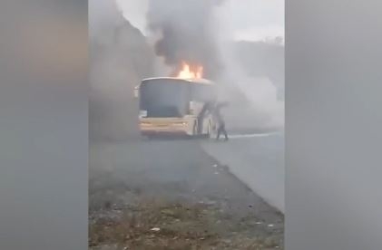 Zapalio se autobus pun djece