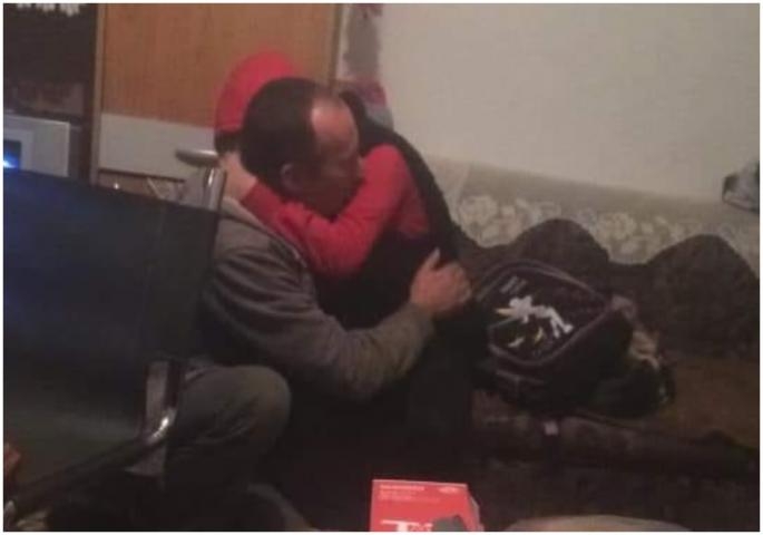 Potresna fotografija iz BiH kruži internetom: Otac ide u zatvor zbog sječe drva za ogrijev