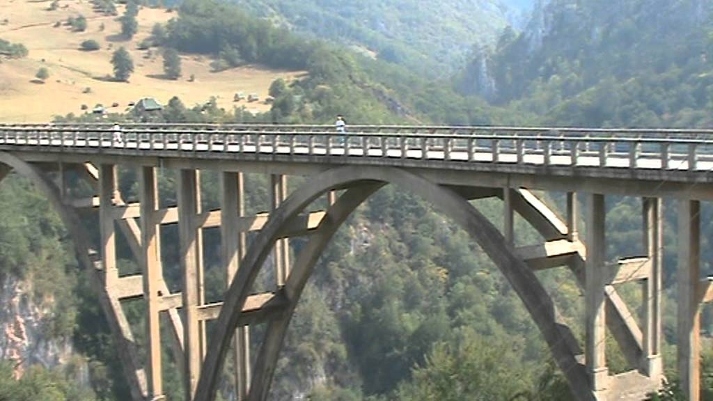 Udes na Đurđevića Tari: Vozilom sletio u ambis od 40 metera