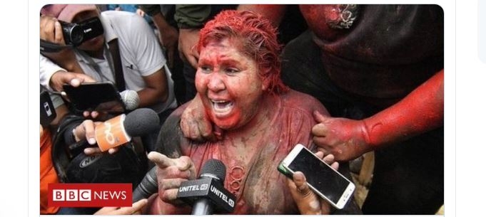 HAOS u Boliviji: Demonstranti uhvatili gradonačelnicu, ošišali je i ofarbali! (VIDEO)