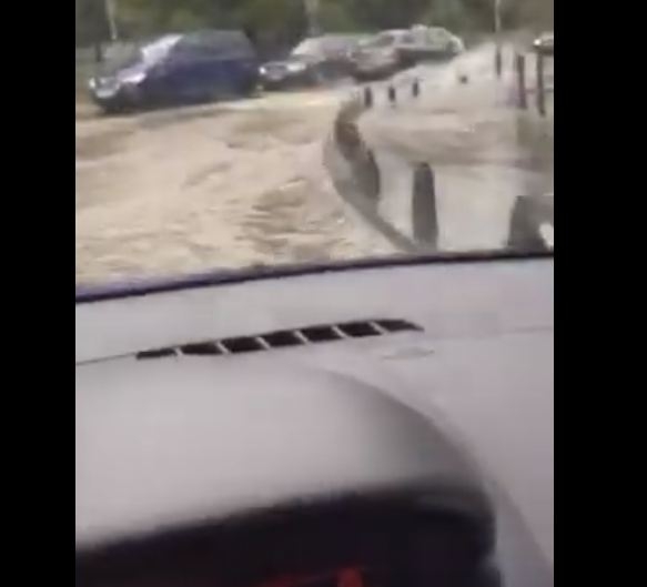 VIDEO: Poplavljena ulica kod OŠ Sutjeska i Palade