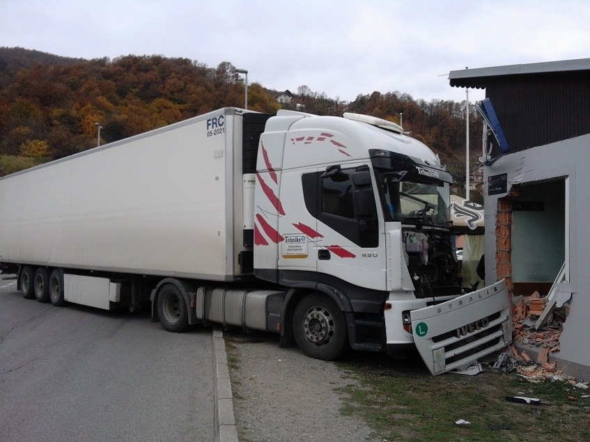 Bijelo Polje: Kamion udario u kafanu