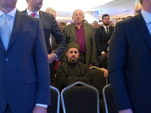 Sveštenik sjedio tokom intoniranja himne u Budvi: “Antifašista sam i ne ustajem na himnu Sekule Drljevića”