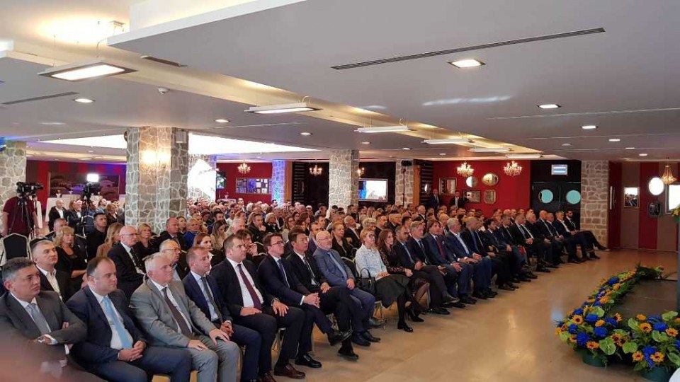 Proslava Dana opštine Budva: Mandić nije mogao da sluša ni skraćenu verziju himne, ušao nakon intoniranja