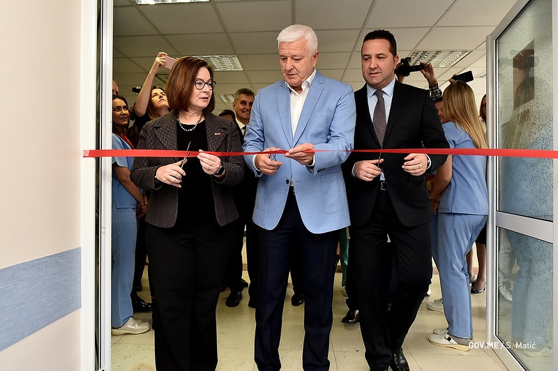 Marković sa ambasadorkom SAD i direktorom KCCG renovirano Odjeljenje intenzivne njege Instituta za bolesti djece