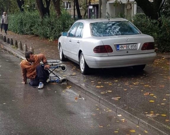 Nesavjesni vozač nepropisno parkirao “Mercedes”, osoba sa inviditetom pala u pokušaju da se “provuče”