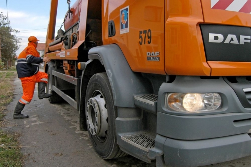 Nepropisno parkiranje problem za radnike “Čistoće”: Kontejnere opkole parkirana vozila