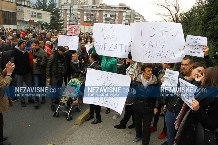 Protest ispred Vlade zbog šokantnih fotografija mučenja štićenika