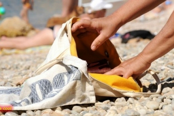 Prijava protiv maloljetnice: Na barskim plažama krala telefone, torbe, novčanike…