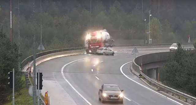 Stravičan snimak nesreće u Sloveniji: Kamion pao s nadvožnjaka, vozač poginuo