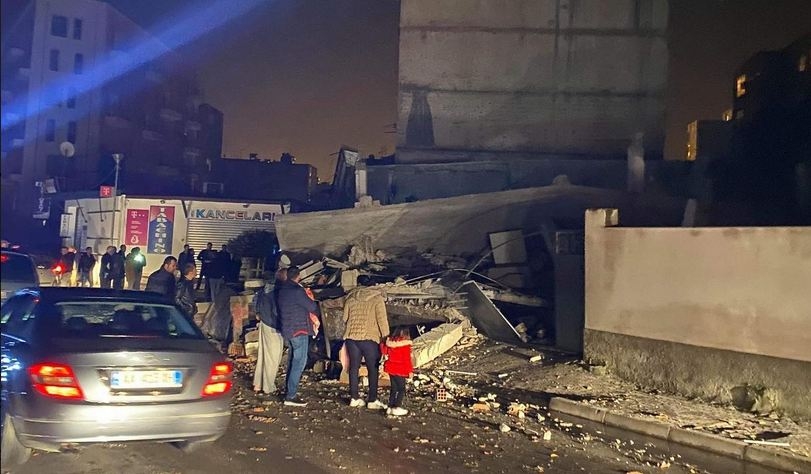 FOTO, VIDEO Snažan zemljotres probudio Albaniju: Popucao asfalt, srušene zgrade, treslo i u Crnoj Gori