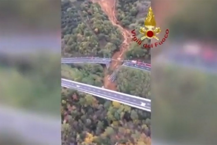 Srušio se most na autoputu u Italiji (VIDEO)