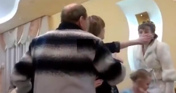 OPŠTI HAOS: Svekar na sred svadbe ošamario snahu