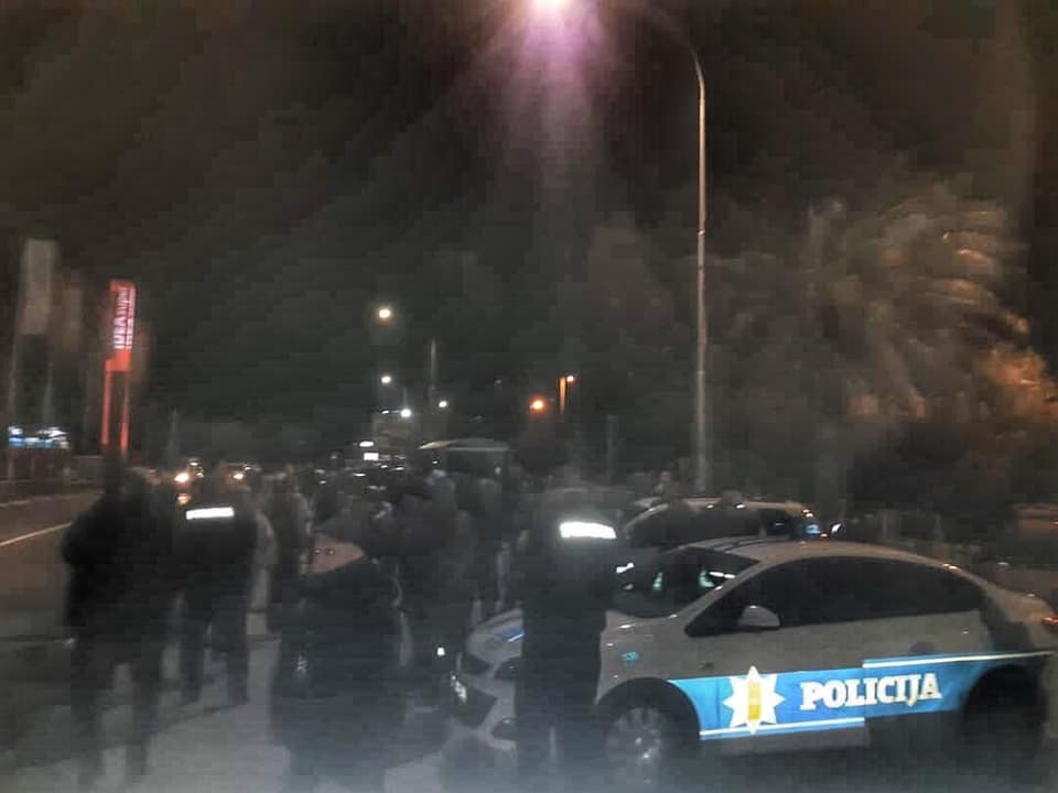 Policija u Zeti kamenovana, privedeno više lica; Odblokiran put PG-DG i put prema aerodromu, “pauk” odnosi vozila
