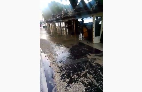 (VIDEO) Jaka plima na Jadranu, voda se izlila na obalu