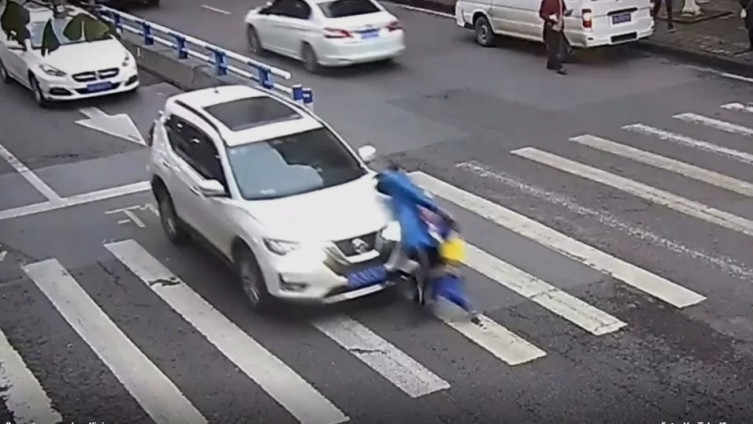 Auto udario majku i dijete na pješačkom prijelazu pa dječak nasrnuo na vozača