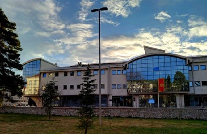 Ministarstvo prosvjete istražuje diplomu direktorice osnovne škole