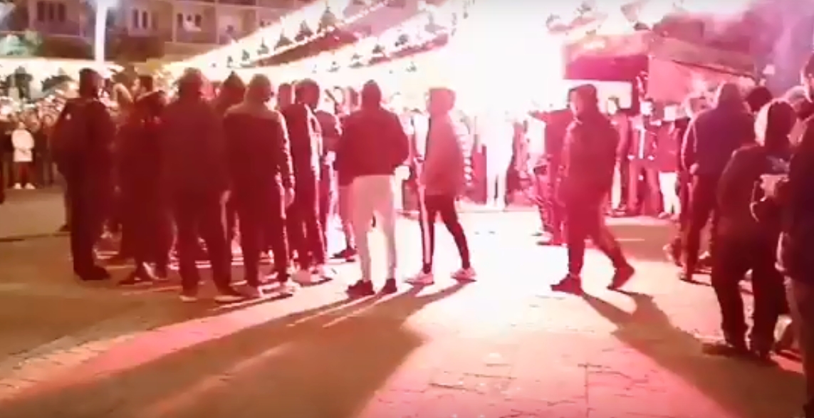 Grupa od 100 mladića okupila se u centru Podgorice: Palili baklje i skandirali “Ne damo svetinje”