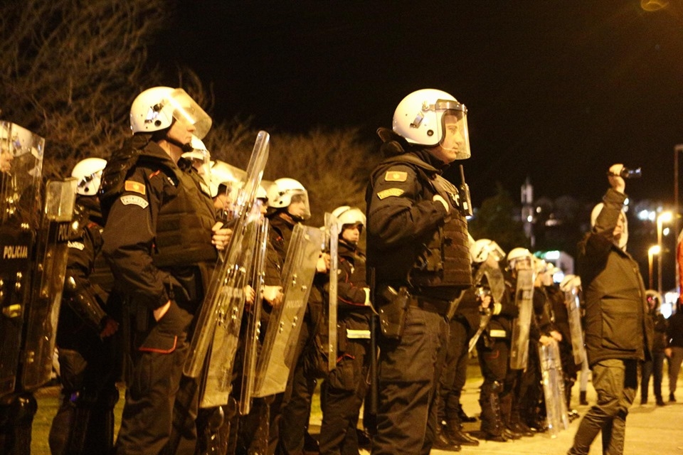 (FOTO – VIDEO) Građani kamenovali policiju: Povrijeđena četiri službenika UP
