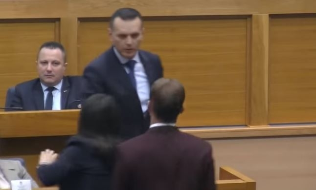 (VIDEO) Tuča zbog NATO zastavica u Skupštini