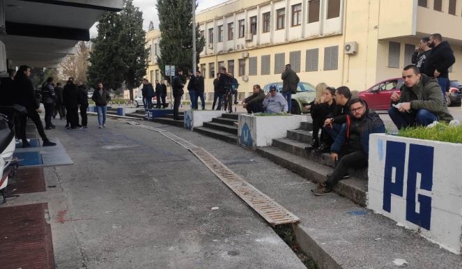 FOTO: “Varvari” se okupili pred odlazak na sahrane drugova