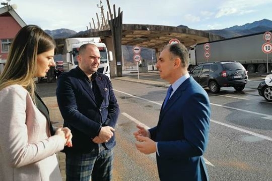 (FOTO) Hrapović sa ambasadorom Albanije u Crnoj Gori Kurtezijem isprati konvoj pomoći – medicinska sredstva i ljekove – Vladi Albanije