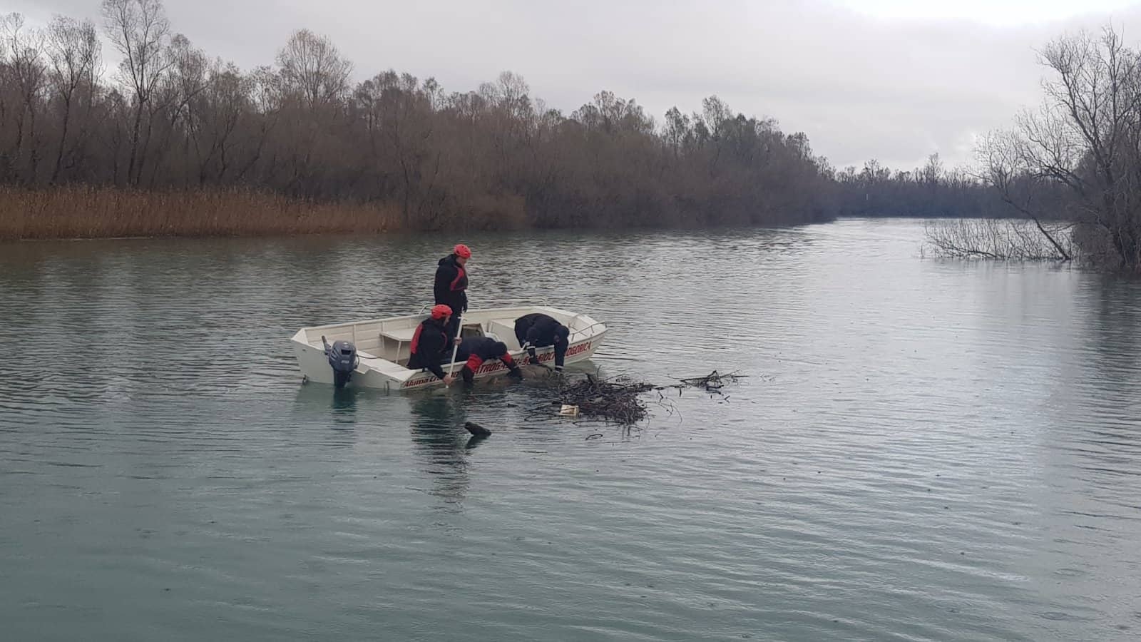 (FOTO) Iz Skadarskog jezera izvučeno tijelo muškarca