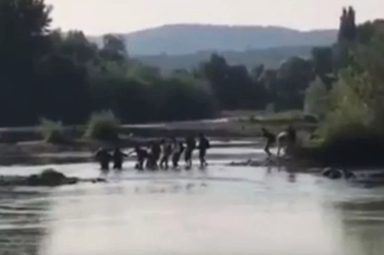 Prevrnuo se čamac pun migranata u Dunavu