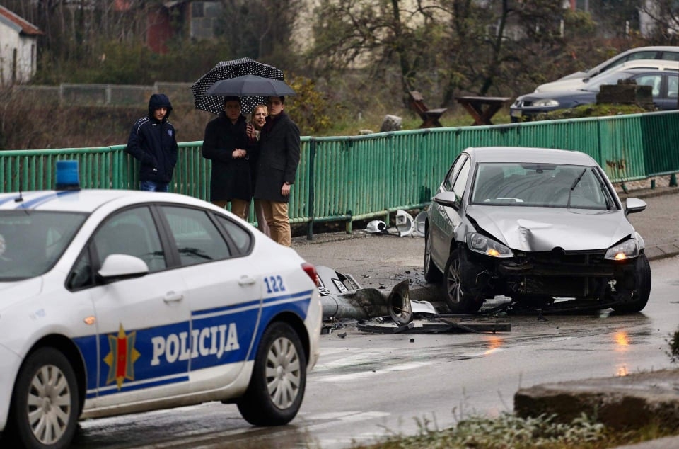 (VIDEO) Saobraćajna nezgoda na Cvijetinom brijegu: Vozač oborio banderu