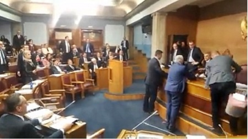 Ombudsman: Scene u Parlamentu predstavljaju poraz demokratskih napora, pozivamo na mir i toleranciju