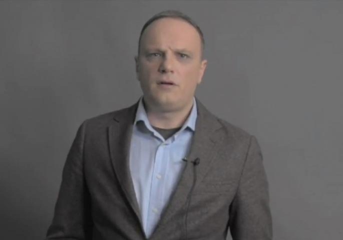 Glumac Čurović ispred ambasade: Mi, Crnogorci u Srbiji, da polako krenemo kući, tamo crkve da branimo