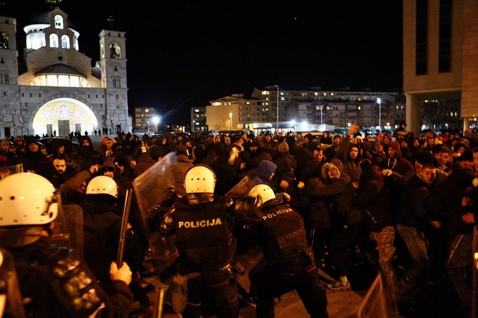 (VIDEO – FOTO) Građani gađali policajce kamenjem kod Hrama: Bačen suzavac!