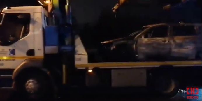 Ovo je automobil koji je zapaljen nakon ranjavanja Davidovića