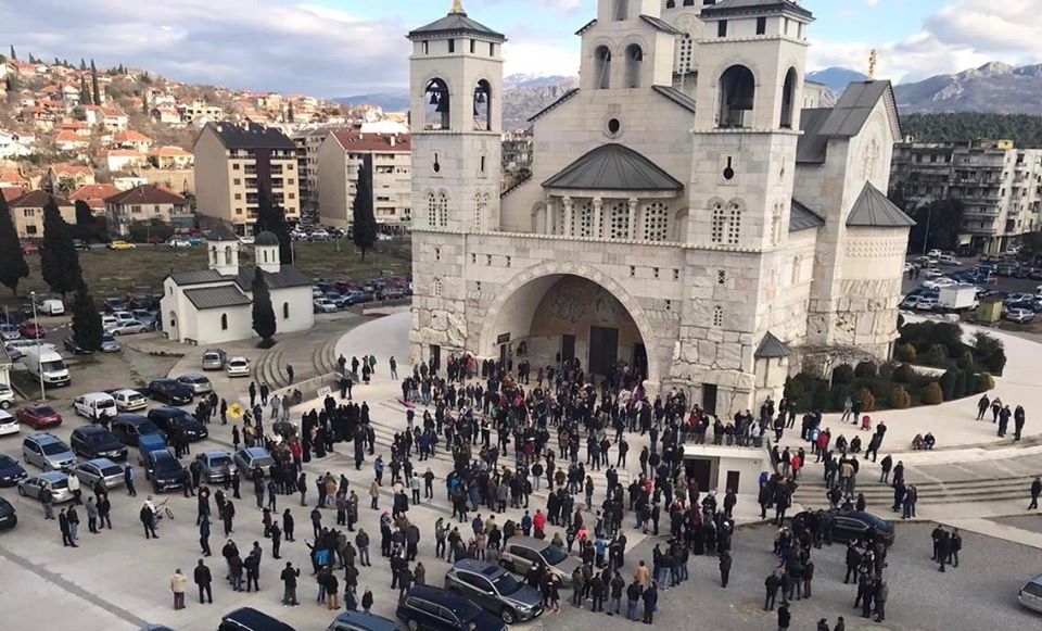 FOTO: Građani se okupili ispred hrama