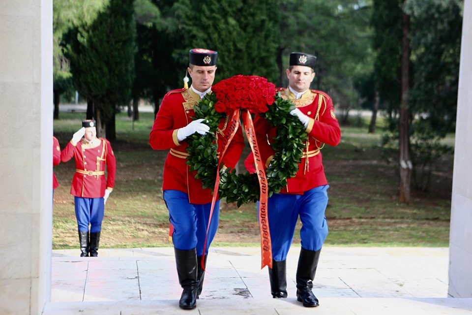 FOTO: Vuković i Suhih položili vijenac na spomenik Partizanu borcu