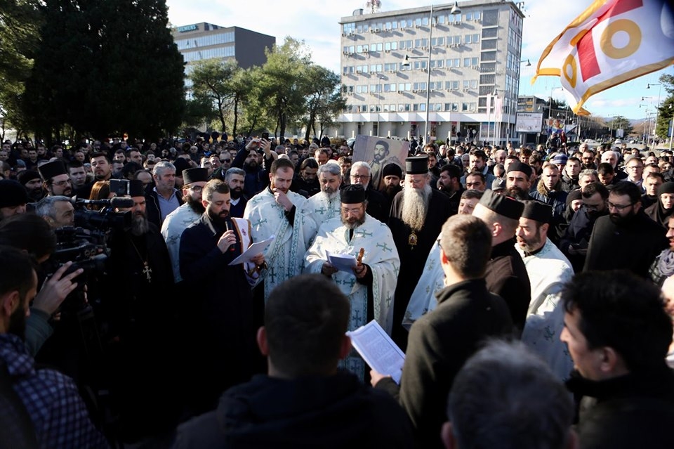 Srpska patrijaršija za Standard: Patrijaršija bez zvaničnog stava o sastanku Mandića i Kneževića sa Irinejem, treba gasiti sa vodom a ne plamen vatrom
