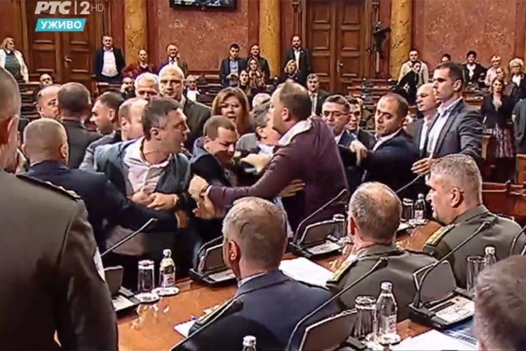 Vučić za incident krivi “fašističku grupu”, Jeremić je za drugačiju političku borbu