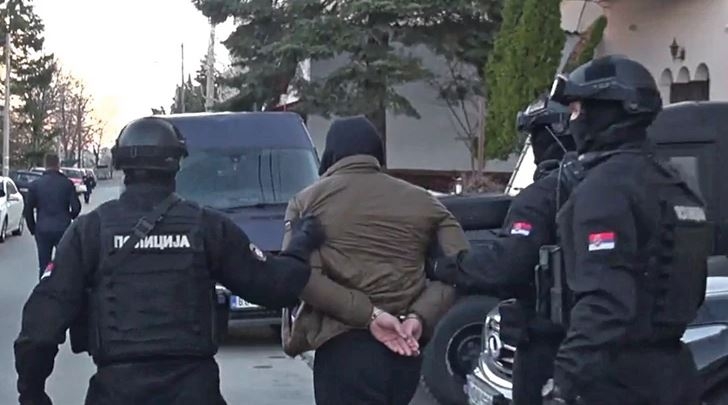 Mladić uz prijetnju bombom pljačkao kafiće i prodavnice