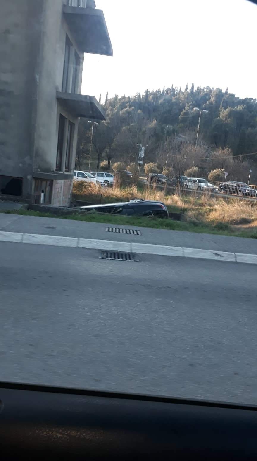 Udario u ogradu i završio u jarku pored puta
