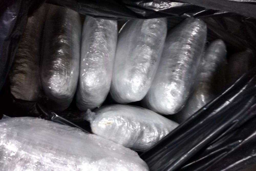 Na graničnom prelazu Gostun kamiondžija (25) pao sa 220 kilograma droge: U kabini kamiona mu pronašli pakete marihuane